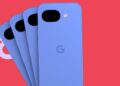 رندر چهار گوشی گوگل پیکسل 10a به رنگ آبی یاسی که به صورت بادبزنی روی پس‌زمینه قرمز چیده شده‌اند.