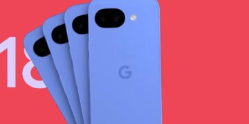 رندر چهار گوشی گوگل پیکسل 10a به رنگ آبی یاسی که به صورت بادبزنی روی پس‌زمینه قرمز چیده شده‌اند.