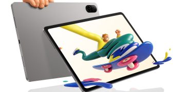 پوستر تبلیغاتی تبلت Honor Pad X8b با نمایش خروج تصاویر سه‌بعدی از صفحه نمایش.