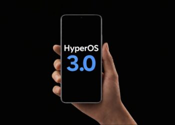 دستی که گوشی هوشمندی را با لوگوی HyperOS 3.0 روی صفحه نمایش نشان می‌دهد.