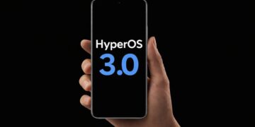 دستی که گوشی هوشمندی را با لوگوی HyperOS 3.0 روی صفحه نمایش نشان می‌دهد.