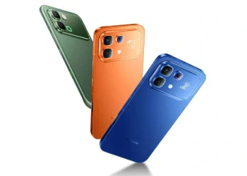 نمای پشت سه گوشی اینفینیکس نوت ۶۰ پرو در رنگ‌های سبز، نارنجی و آبی با نمایشگر ماتریکسی کوچک در کنار دوربین.