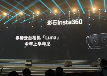 صحنه یک کنفرانس با نوشته Insta360 و معرفی دوربین دستی «Luna» به زبان چینی بر روی مانیتور بزرگ.