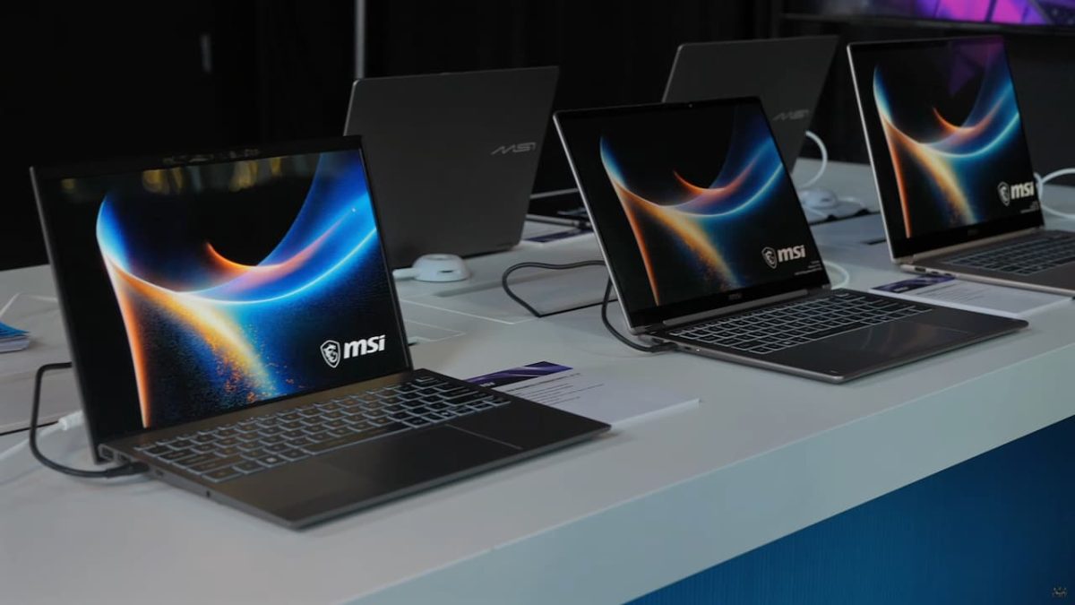 چندین لپتاپ MSI مدل ۲۰۲۶ مجهز به تراشه Intel Panther Lake روی یک میز.