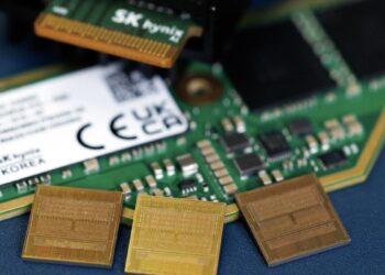 تراشه‌های حافظه Z-Angle اینتل در کنار ماژول‌های حافظه شرکت SK hynix روی برد الکترونیکی.