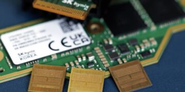 تراشه‌های حافظه Z-Angle اینتل در کنار ماژول‌های حافظه شرکت SK hynix روی برد الکترونیکی.