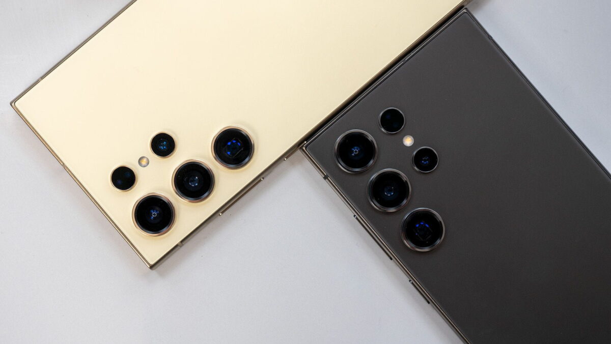 نمای پشت دو گوشی Samsung Galaxy Ultra در رنگهای طلایی روشن و مشکی مات که بهصورت قرینه کنار هم قرار گرفتهاند؛ ماژول دوربین پیشرفته با چند لنز بزرگ و حلقههای فلزی مجزا، طراحی شاخص سری Ultra را برجسته میکند.