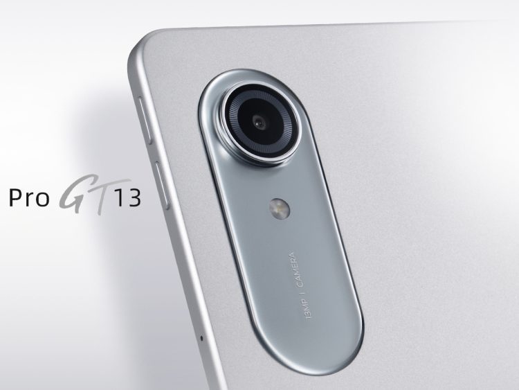 نمای نزدیک از ماژول دوربین پشتی تبلت Lenovo Xiaoxin Pro GT 13 با لنز ۱۳ مگاپیکسلی و بدنه فلزی نقرهای.