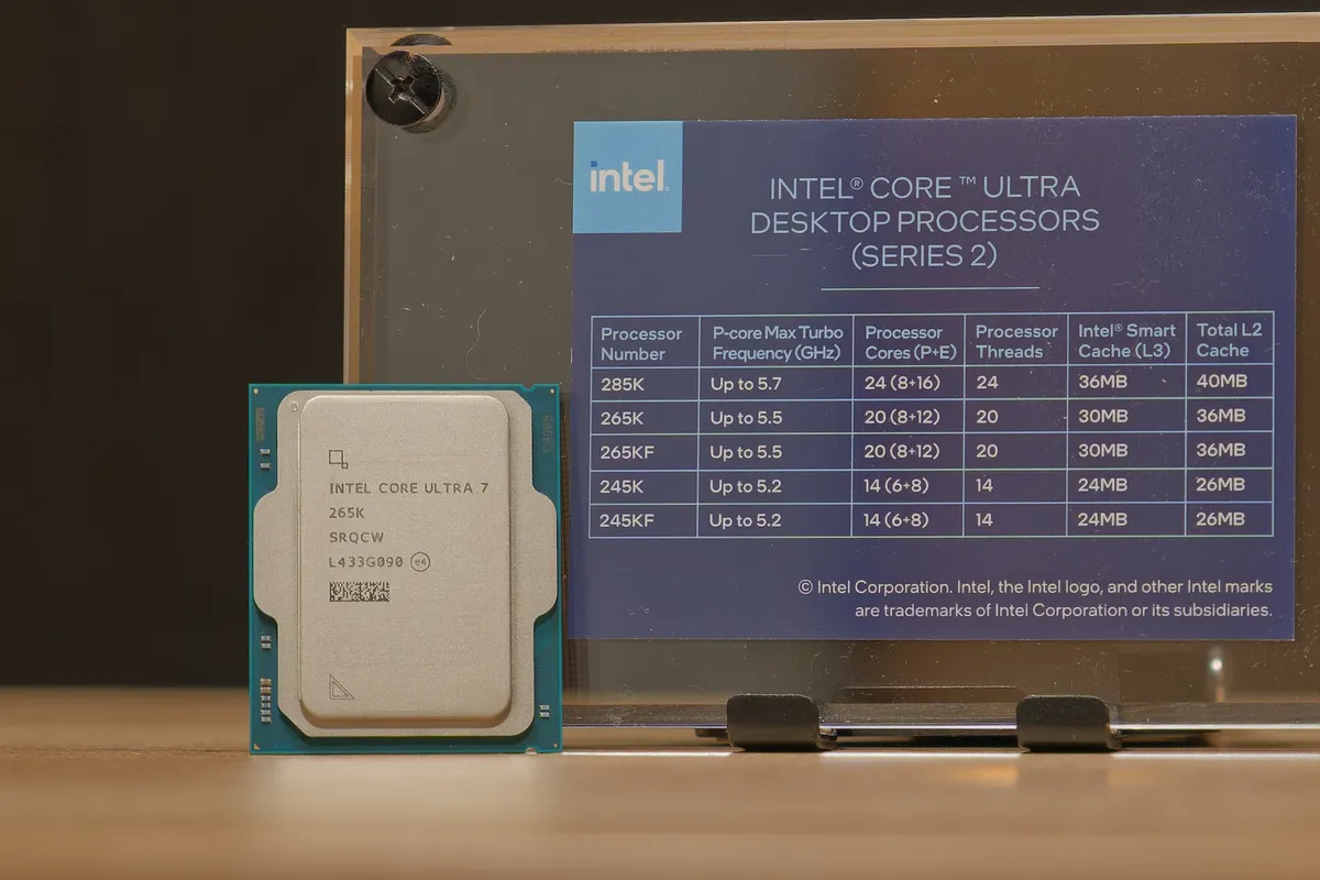 یک پردازنده Intel Core Ultra 7 در کنار تابلوی مشخصات فنی پردازنده‌های دسکتاپ سری ۲ اینتل.