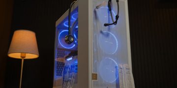 یک کیس کامپیوتر سفید با نورپردازی آبی که با وسایل پزشکی مثل گوشی طبی و سرنگ تزیین شده است.