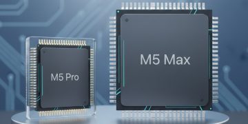دو تراشه پردازنده در کنار هم با برچسب‌های "M5 Pro" و "M5 Max".