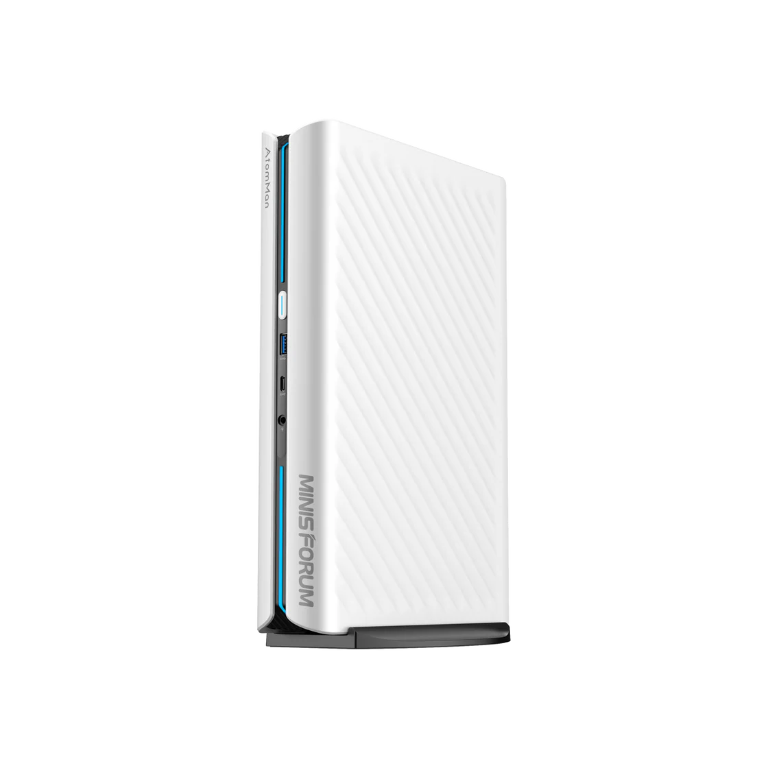 نمای نزدیک از بدنه سفید MINISFORUM AtomMan G1 Pro با نوار نور آبی، پورت‌های USB 3.2 و Type‑C در کنار دکمه پاور و لوگوی برجسته MINISFORUM؛ نشان‌دهنده ساخت حرفه‌ای و طراحی مینیمال.
