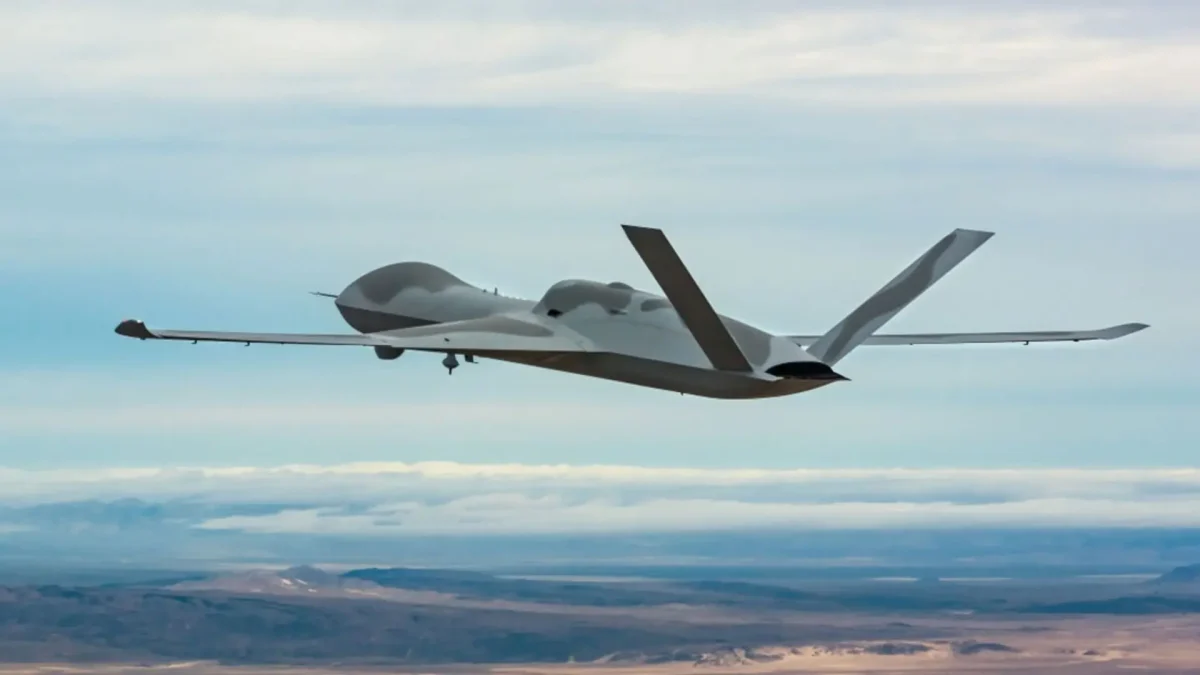 پهپاد خودمختار MQ-20 Avenger در حال پرواز بر فراز منطقه‌ای کوهستانی و بیابانی در جریان آزمایش پروازی