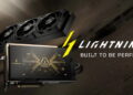 تصویر تبلیغاتی رسمی MSI GeForce RTX 5090 Lightning Z با شعار “Lightning – Built to Be Perfect” که طراحی صنعتی کارت گرافیک، نمایشگر روی بلاک خنک‌کننده مایع و رادیاتور سه‌فن را در پس‌زمینه‌ای تیره و دینامیک نمایش می‌دهد و بر جایگاه پرچم‌دار و اورکلاک‌محور آن تأکید دارد.