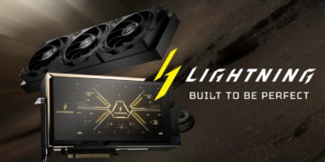 تصویر تبلیغاتی رسمی MSI GeForce RTX 5090 Lightning Z با شعار “Lightning – Built to Be Perfect” که طراحی صنعتی کارت گرافیک، نمایشگر روی بلاک خنک‌کننده مایع و رادیاتور سه‌فن را در پس‌زمینه‌ای تیره و دینامیک نمایش می‌دهد و بر جایگاه پرچم‌دار و اورکلاک‌محور آن تأکید دارد.