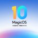 تصویر معرفی MagicOS 10 با طراحی مینیمال، عدد 10 رنگی در بالای نام MagicOS و شعار چینی مرتبط با پیشرفت هوش مصنوعی، روی پس‌زمینه روشن با گرادیان ملایم آبی و بنفش.