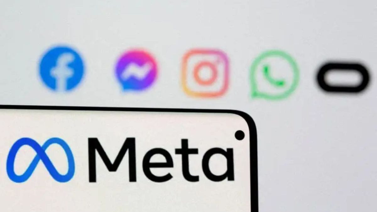 نمای نزدیک از لوگوی Meta روی صفحه‌نمایش، با آیکن‌های محو Facebook، Messenger، Instagram و WhatsApp در پس‌زمینه، مرتبط با موضوع شبکه‌های اجتماعی، داده‌های کاربر و سیاست‌های حریم خصوصی.