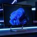 مانیتور BenQ با ویندوز ۱۱ که نوار وظیفه (Taskbar) آن به بالای صفحه منتقل شده است.