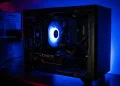 نمای داخلی یک کیس کامپیوتر گیمینگ با نورپردازی آبی و فن خنک‌کننده در حال چرخش.