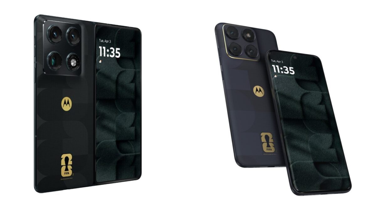 دو گوشی تاشوی Motorola Razr در نسخه ویژه FIFA؛ یکی در حالت باز و دیگری نیمهباز، با بدنه مشکی مات و لوگوی طلایی Motorola و FIFA روی قاب پشتی. ماژول دوربین مربعی با چهار لنز در گوشه بالا دیده میشود و نمایشگر داخلی ساعت 11:35 را نشان میدهد