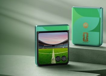 گوشی تاشوی موتورولا Razr با بدنه سبز طرح‌دار و لوگوی رسمی FIFA بر روی پنل پشتی.