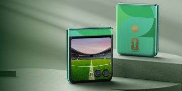 گوشی تاشوی موتورولا Razr با بدنه سبز طرح‌دار و لوگوی رسمی FIFA بر روی پنل پشتی.