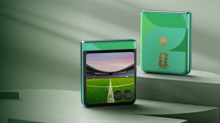 گوشی تاشوی موتورولا Razr با بدنه سبز طرحدار و لوگوی رسمی FIFA بر روی پنل پشتی.