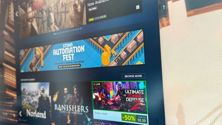 نمایی از رابط کاربری فروشگاه Steam روی نمایشگر، با بنر رویداد Steam Automation Fest در بالای صفحه و کارتهای بازی مختلف در بخش پیشنهادها، شامل تخفیفها و عناوین ویژه با طراحی گرافیکی صنعتی.