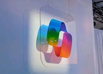 نمایش لوگوی رنگارنگ Copilot مایکروسافت روی دیوار سالن رویداد فناوری