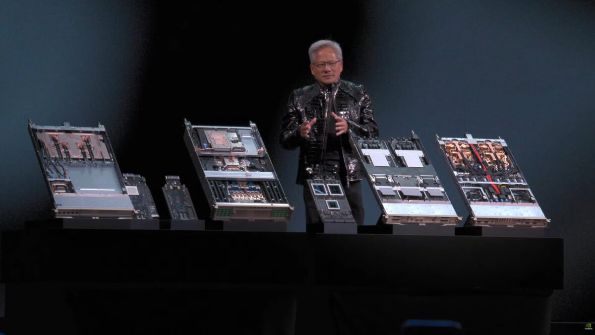 نمایش ماژولها و بردهای محاسباتی NVIDIA روی یک صحنه معرفی، شامل سیستمهای GPU، ماژولهای حافظه و اجزای خنکسازی برای پلتفرمهای هوش مصنوعی دیتاسنتر