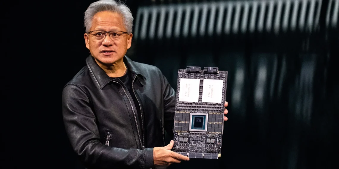 نمای نزدیک از جنسون هوانگ که یک برد مدار چاپی بزرگ و پیچیده (تراشه شتابدهنده) را با دو دست برای نمایش نگه داشته است.