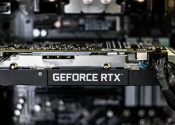 نمای داخلی از یک کیس کامپیوتر که کارت گرافیک NVIDIA GeForce RTX روی مادربرد نصب شده است.