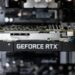 نمای داخلی از یک کیس کامپیوتر که کارت گرافیک NVIDIA GeForce RTX روی مادربرد نصب شده است.