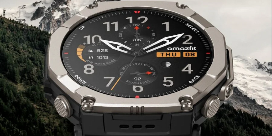 نمای روبه‌رو از ساعت هوشمند Amazfit T-Rex Ultra 2 با بدنه تیتانیومی در پس‌زمینه‌ای از کوه‌های برفی.