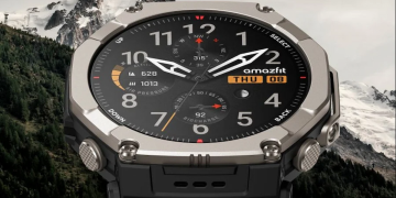 نمای روبهرو از ساعت هوشمند Amazfit T-Rex Ultra 2 با بدنه تیتانیومی در پسزمینهای از کوههای برفی.