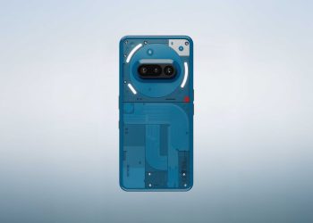 نمای پشت گوشی Nothing Phone (4a) به رنگ آبی با طراحی شفاف و ماژول دوربین افقی.