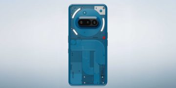 نمای پشت گوشی Nothing Phone (4a) به رنگ آبی با طراحی شفاف و ماژول دوربین افقی.