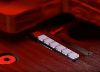 نمای نزدیک از قطعات داخلی گوشی Nothing Phone (4a) که ردیفی از ۵ مینی‌ال‌ای‌دی (mini-LED) روشن را نشان می‌دهد.