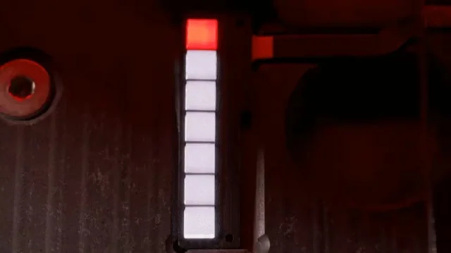 نمای نزدیک از قطعات داخلی گوشی Nothing Phone (4a) که ردیفی از ۵ مینی‌ال‌ای‌دی (mini-LED) روشن را نشان می‌دهد.