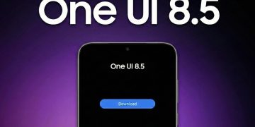پوستر گرافیکی با متن بزرگ One UI 8.5 روی تصویر بالای یک گوشی هوشمند با دکمه دانلود.