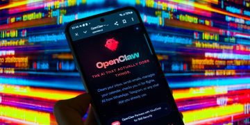 گوشی موبایلی که وب‌سایت OpenClaw را نشان می‌دهد؛ ابزاری که به عنوان دستیار هوشمند برای مدیریت ایمیل و سفر معرفی شده است.
