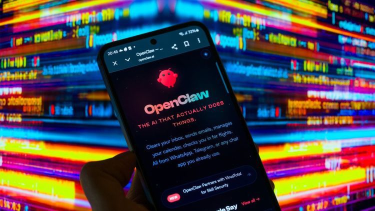 گوشی موبایلی که وبسایت OpenClaw را نشان میدهد؛ ابزاری که به عنوان دستیار هوشمند برای مدیریت ایمیل و سفر معرفی شده است.