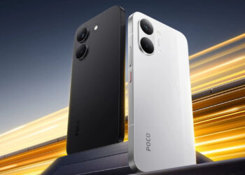 رندر تبلیغاتی از گوشی‌های POCO X8 Pro Series در دو رنگ مشکی و سفید، با بدنه تخت، لوگوی POCO در پشت و ماژول دوربین دوگانه برجسته، در پس‌زمینه‌ای با خطوط نوری که بر عملکرد و سرعت دستگاه تأکید دارد.