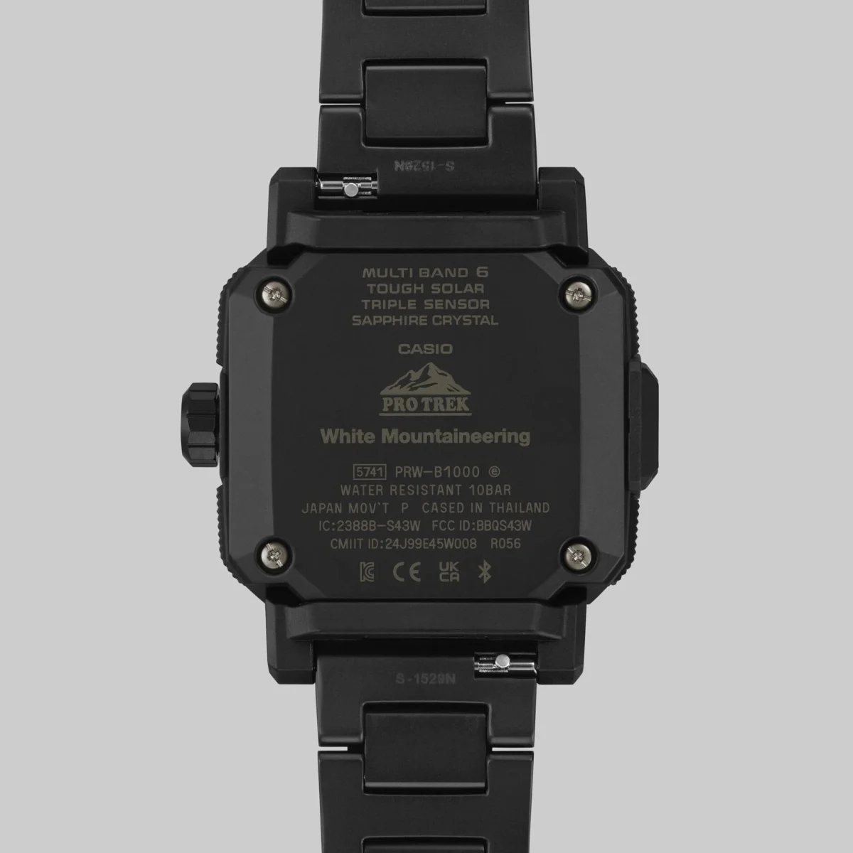 پشت بدنه فلزی ساعت کاسیو که ویژگی‌هایی مثل Sapphire Crystal و Tough Solar روی آن حک شده است.