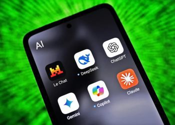 نمای گوشی هوشمند با آیکون اپلیکیشن‌های هوش مصنوعی از جمله ChatGPT، DeepSeek، Copilot، Gemini و Claude