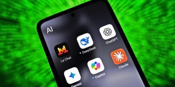نمای گوشی هوشمند با آیکون اپلیکیشن‌های هوش مصنوعی از جمله ChatGPT، DeepSeek، Copilot، Gemini و Claude