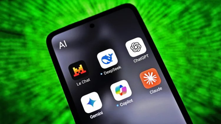 نمای گوشی هوشمند با آیکون اپلیکیشن‌های هوش مصنوعی از جمله ChatGPT، DeepSeek، Copilot، Gemini و Claude