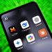 نمای گوشی هوشمند با آیکون اپلیکیشن‌های هوش مصنوعی از جمله ChatGPT، DeepSeek، Copilot، Gemini و Claude