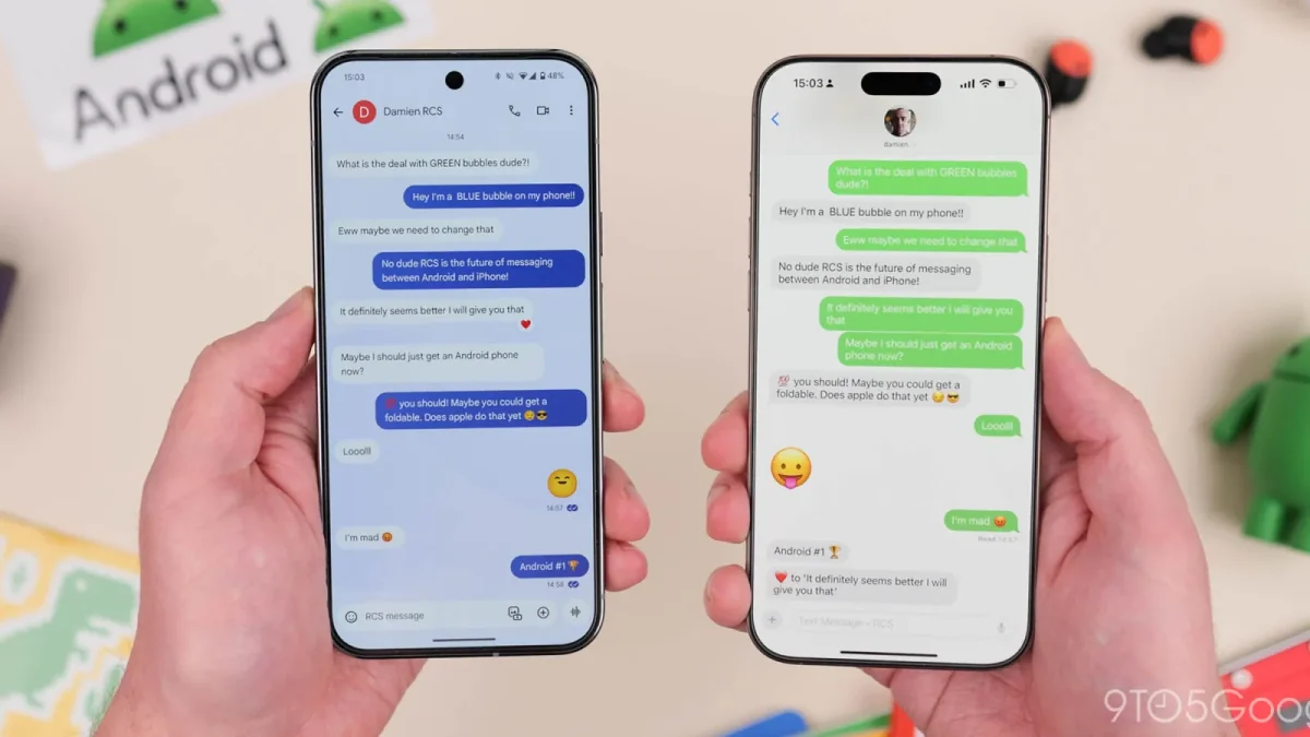 مقایسه پیام‌رسانی RCS بین یک گوشی Android و یک iPhone که هر دو صفحه چت یکسان را نمایش می‌دهند. حباب‌های پیام، ایموجی‌ها و واکنش‌ها در هر دو دستگاه قابل مشاهده است و تصویر نشان می‌دهد RCS تجربه‌ای یکپارچه و پیشرفته بین اندروید و iOS فراهم می‌کند.
