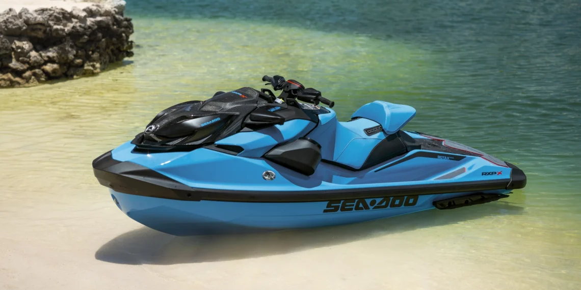 : جت‌اسکی Sea-Doo RXP-X RS 325 آبی‌رنگ در آب کم‌عمق ساحلی